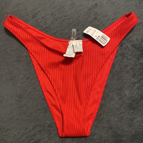 Red bikini - Picture 2 of 3